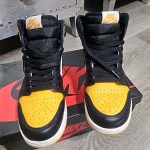Nike Womens taxi yellow and black Air Jordan